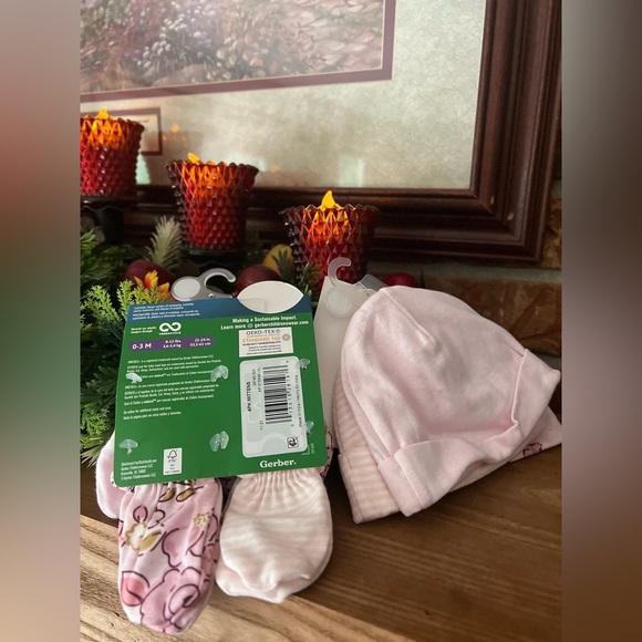 7- pc Gerber Baby 4 pc Mittens & 3
pack Caps Set NWT - Picture 4 of 4
